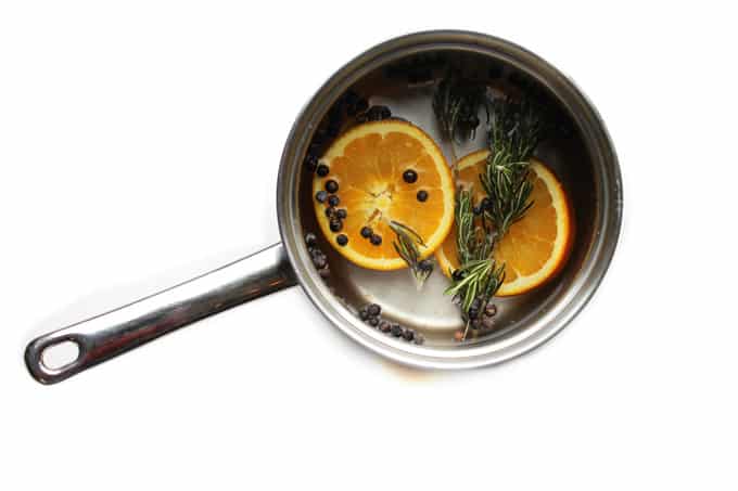 Orange Juniper Rosemary pot simmer recipe! All natural simmering potpourri that will make your house smell fresh and amazing all day long. // Rhubarbarians // holiday potpourri / holiday pot simmer / holiday home / #potsimmer #potpourri #holidayhome #simmeringpotpourri #rhubarbarians