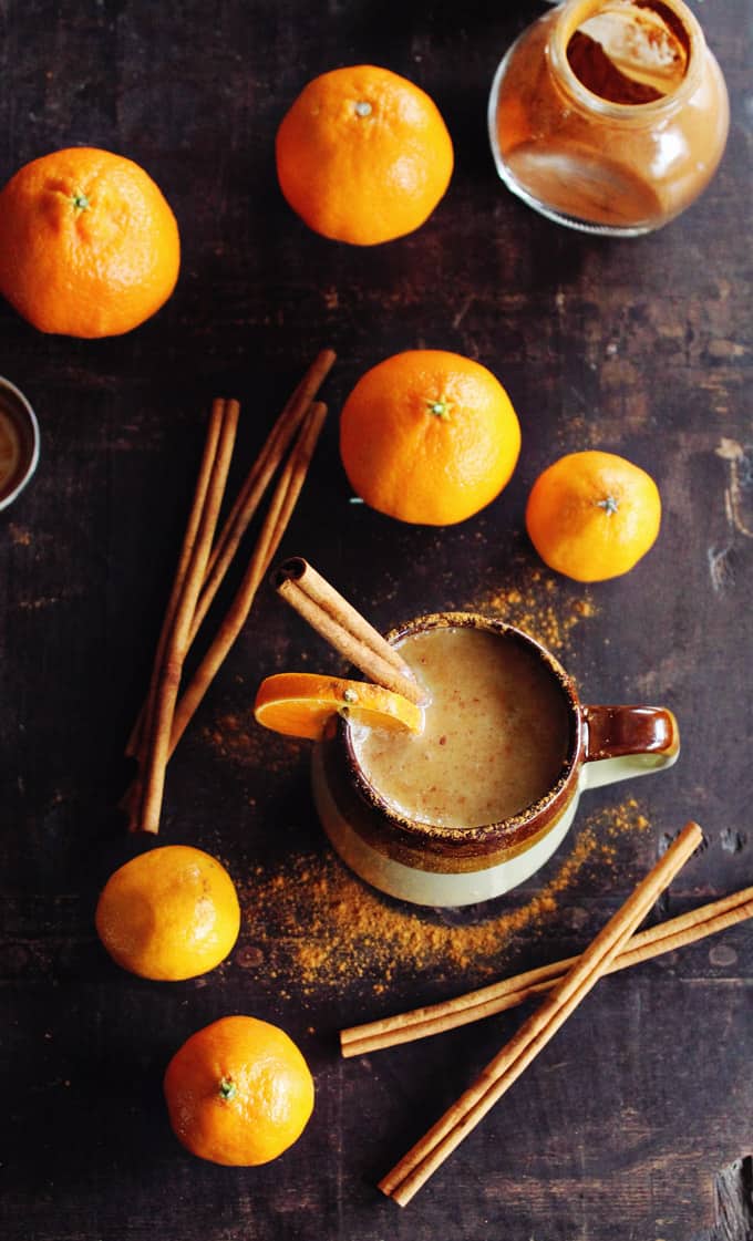 A warm and cozy vegan chai whiskey cocktail recipe! Almond milk steeped chai tea with whiskey and freshly squeezed orange juice. Delicious! // Rhubarbarians #whiskey #chai #vegan #cocktail #wintercocktail #fallcocktail