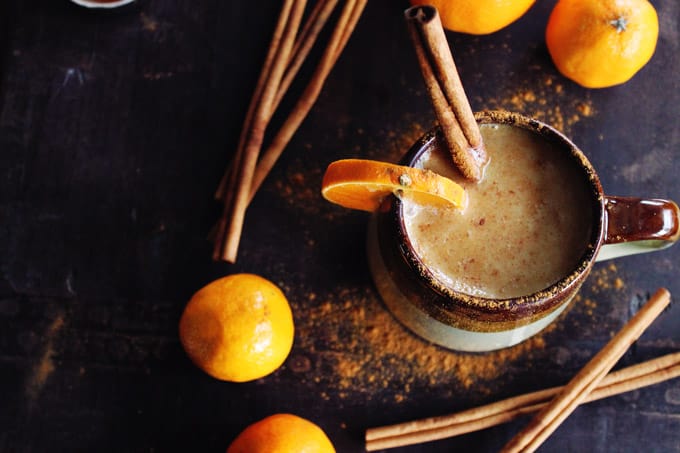 A warm and cozy vegan chai whiskey cocktail recipe! Almond milk steeped chai tea with whiskey and freshly squeezed orange juice. Delicious! // Rhubarbarians #whiskey #chai #vegan #cocktail #wintercocktail #fallcocktail