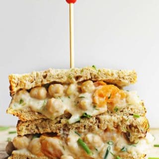 Apricot chickpea salad sandwiches! A fruity, vegetarian spin on the classic chicken salad sandwich recipe. DELICIOUS!