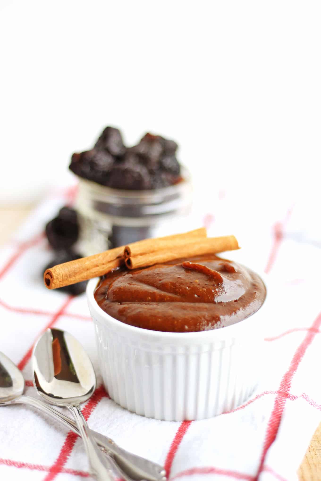 Naturally help your baby’s digestion with this homemade baby food recipe! Quick and easy pureed prunes with cinnamon are naturally sweetened, and taste absolutely delicious. SO EASY! // Rhubarbarians