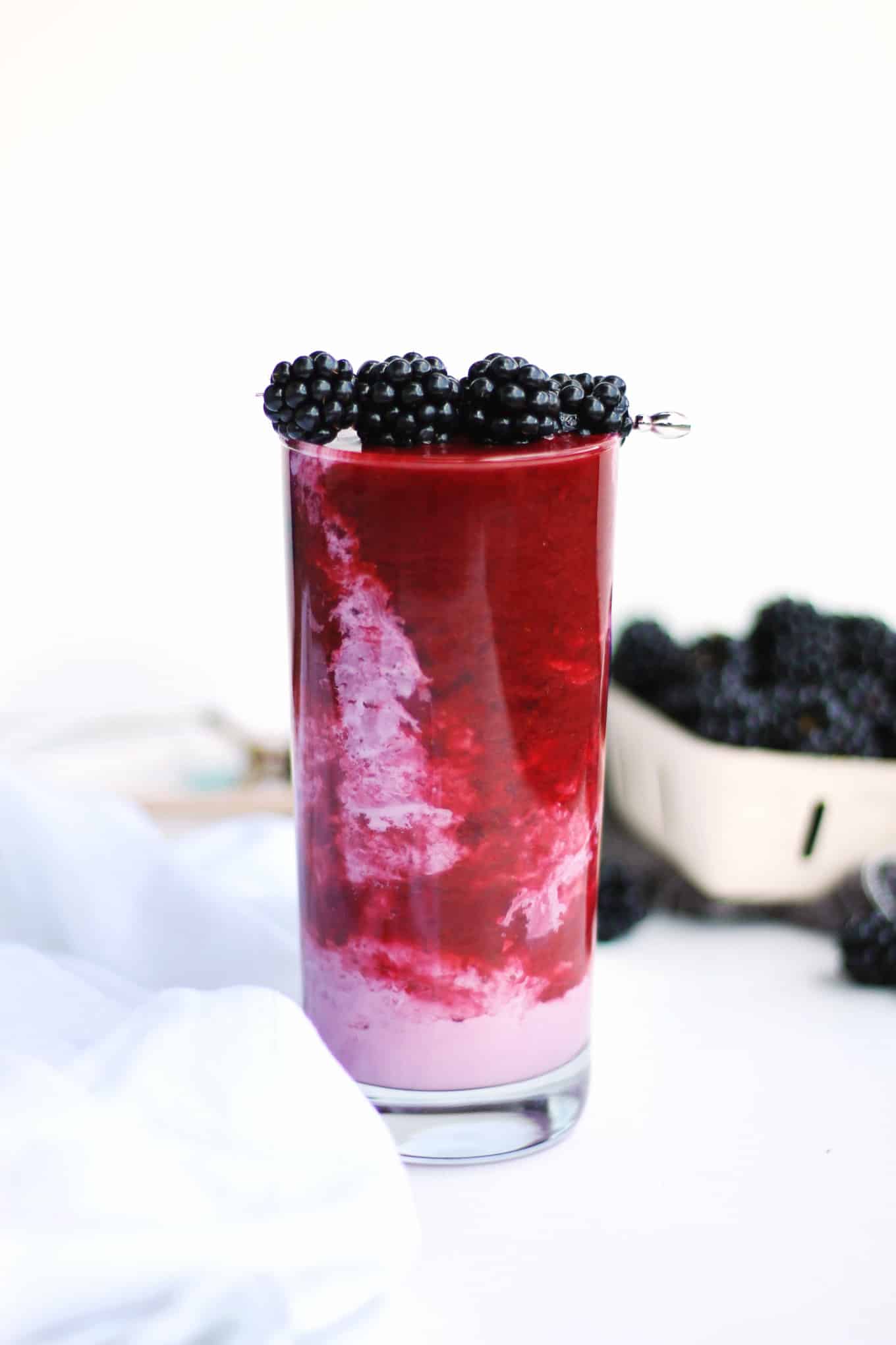 Earl grey tea blackberry smoothie recipe! A fruity, smoothie spin on the classic earl grey tea with milk and honey. YUM! // Rhubarbarians