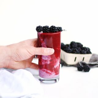 Earl grey tea blackberry smoothie recipe! A fruity, smoothie spin on the classic earl grey tea with milk and honey. YUM! // Rhubarbarians