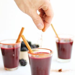 30-minute mulled blackberry cider recipe! This simple, homemade blackberry apple cider cooks on your stove top and makes your house smell amazing! // Rhubarbarians