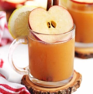 Apple cider hot toddy cocktail with apple slice